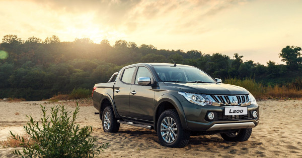 Спойлер и дефлекторы для Mitsubishi L200. Защита капота и улучшение аэродинамики автомобиля L200