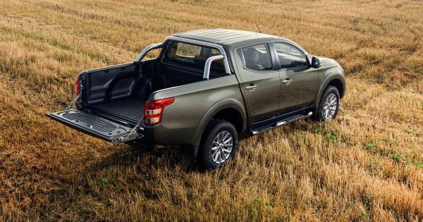 Защита кузова пикапа Mitsubishi L200. Как самому сделать простую и дешевую защиту