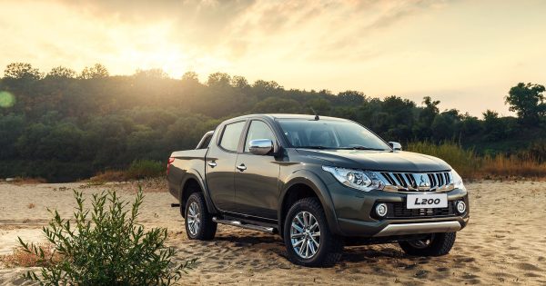 Спойлер и дефлекторы для Mitsubishi L200. Защита капота и улучшение аэродинамики автомобиля L200