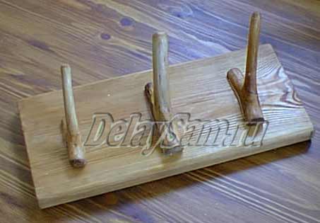 Самодельная вешалка в стиле кантри из обычной ветки дерева. Вешалка для одежды и инструмента