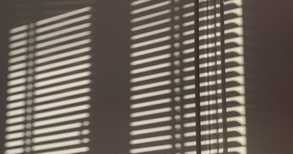 Использование жалюзи и ролетов в современном интерьере